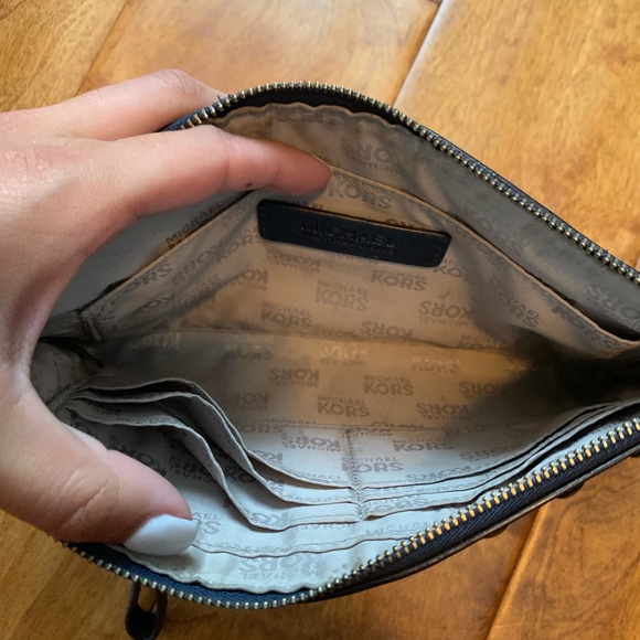 Michael kors wristlet - Picture 2 of 2